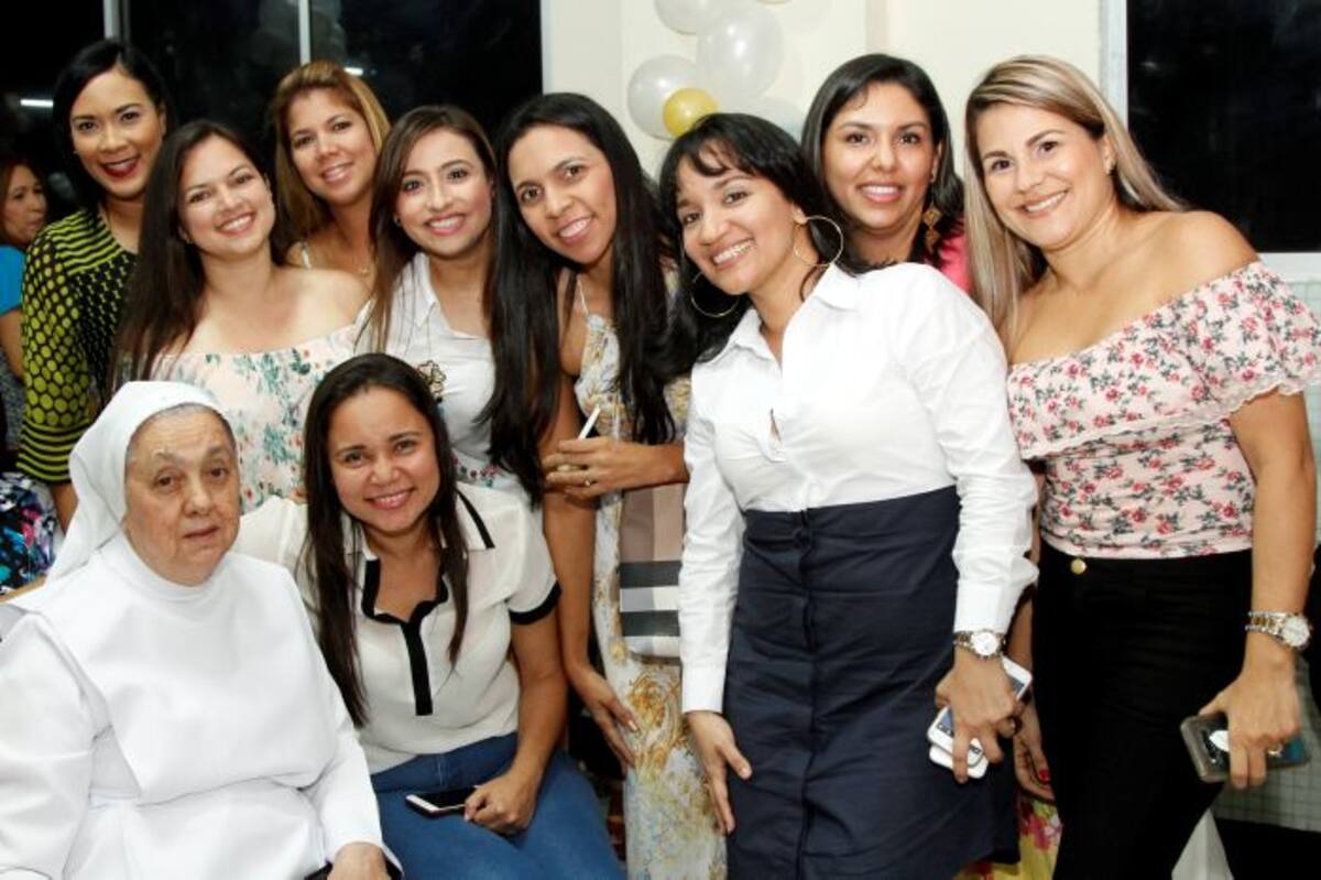 La hermana Marina junto a Lorena González, Carla Barceló, Aracelis Aguilera, Karen Ojito, María de Jesús Meza, Shelley Oviedo, Karina Fuentes, Gisel Bermúdez y Jackeline Ckuijo. CORTESÍA