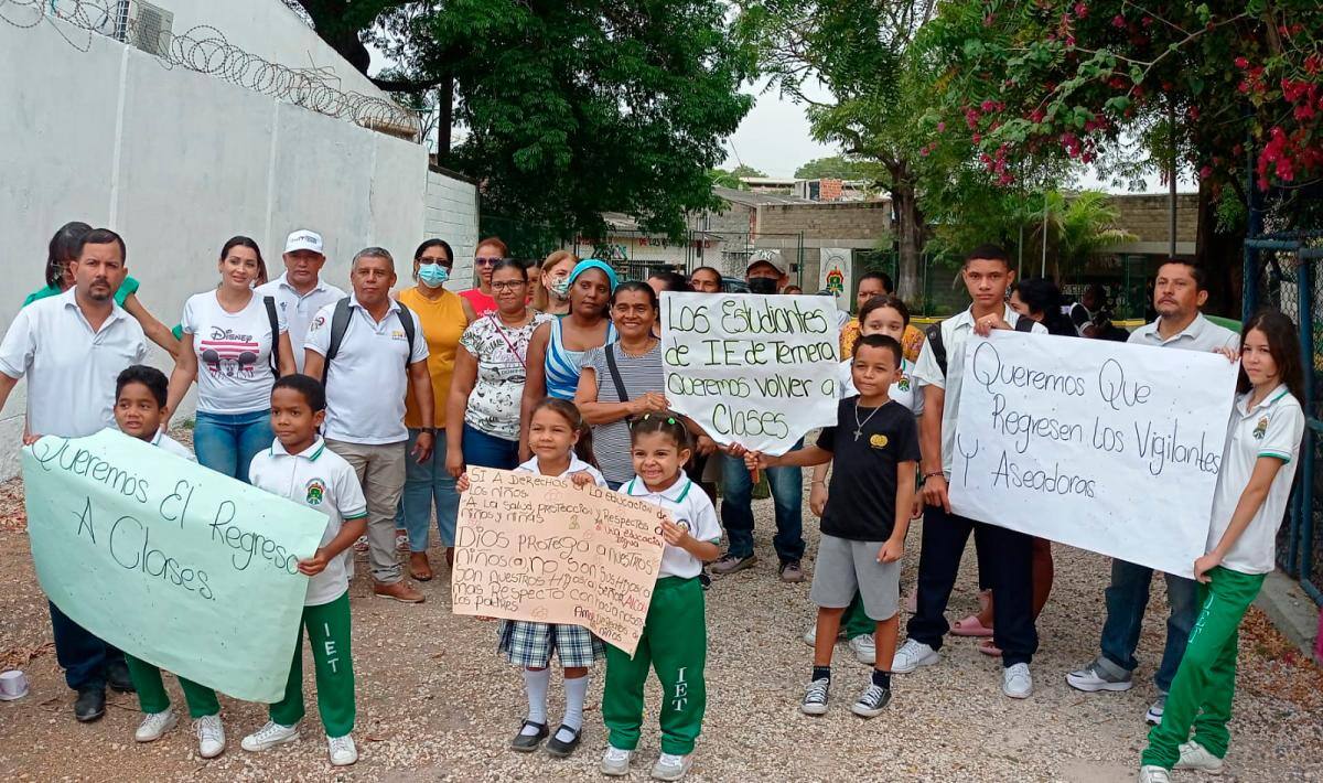 El plantón se realizó en las afueras del colegio. // Zenia Valdelamar