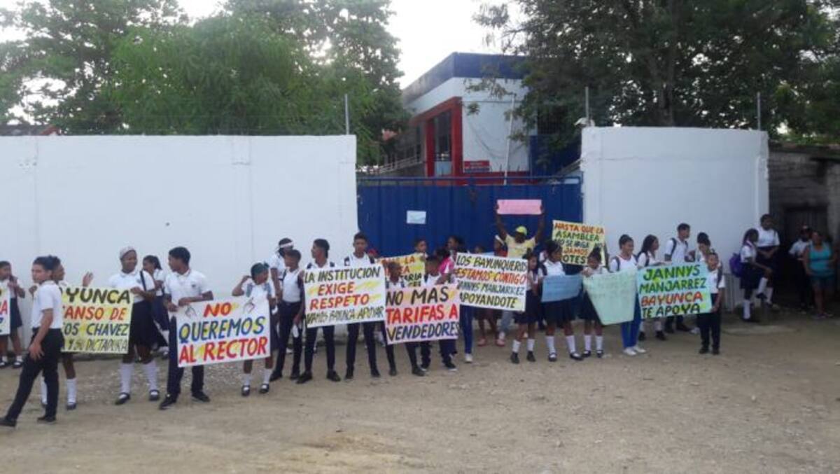 Los estudiantes de la sede principal suspendieron sus clases para realizar la manifestación. Óscar Diaz - El Universal.