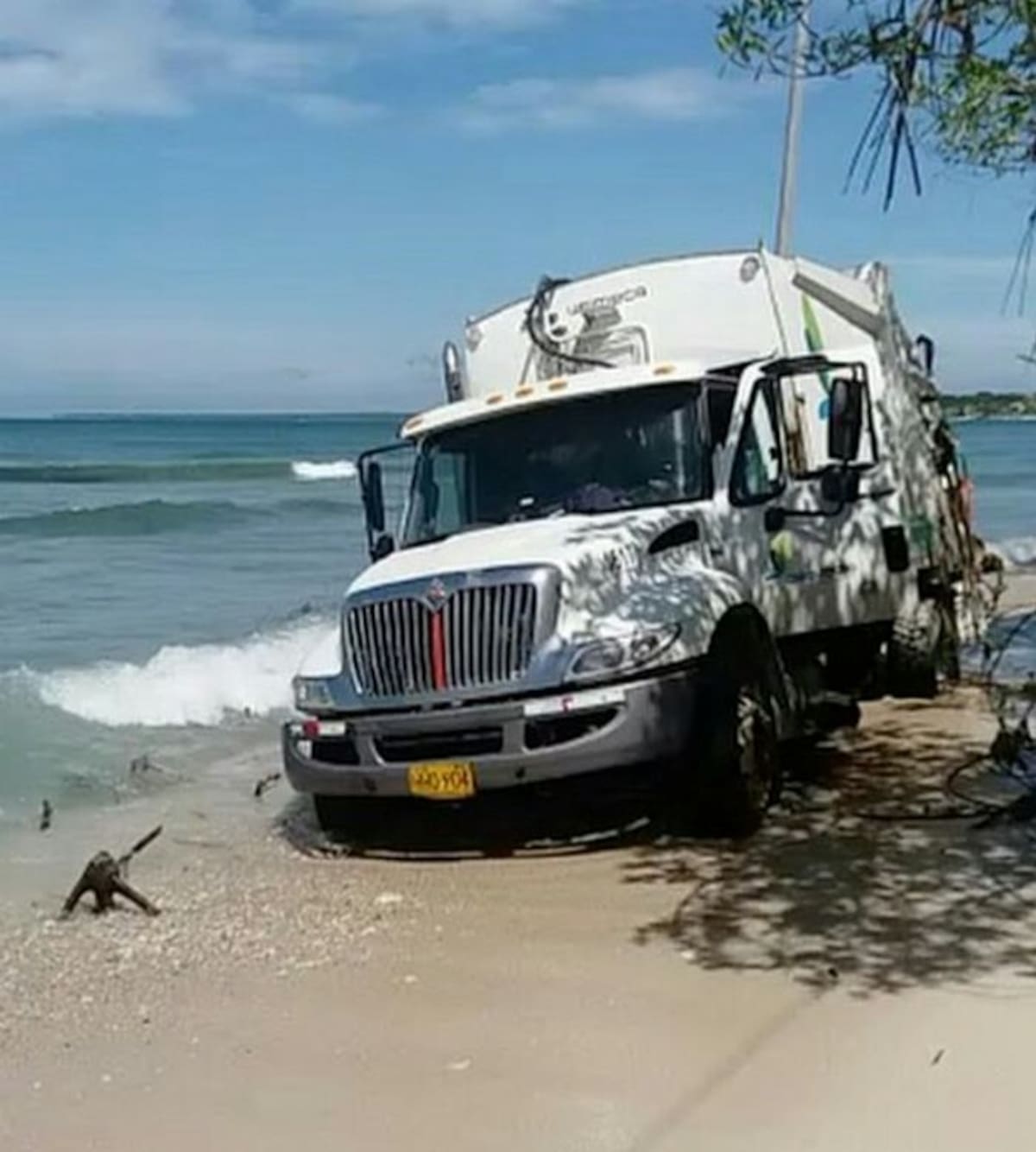 Los camiones de la empresa de aseo se han quedado atrapados en la vía Playetas en más de una ocasión. TOMADA DE INSTAGRAM