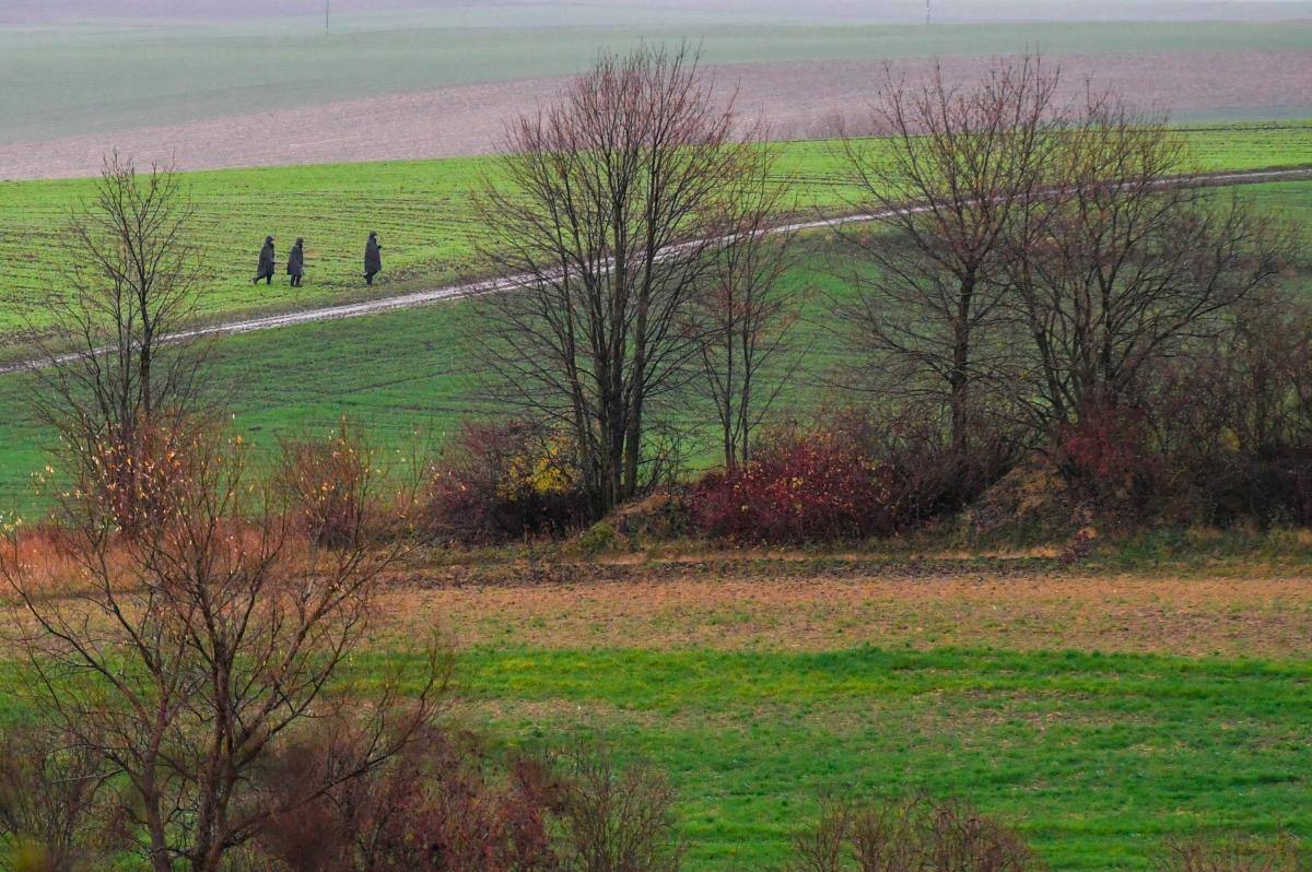 La policía y los servicios secretos durante las actividades operativas en Przewodow, Voivodato de Lublin, Polonia, este miércoles. //EFE