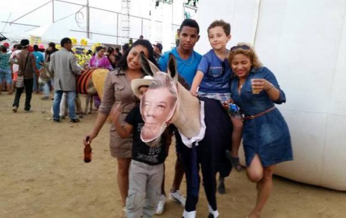 Este burro, disfrazado del Presidente Santos, fue uno de los más asediados. Foto: Nidia Serrano