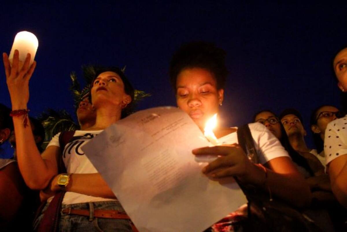 Un grupo de cartageneros se dieron cita en la plaza de La Paz para unirse a la 'Velatón Nacional'. Zenia Valdelamar- El Universal.