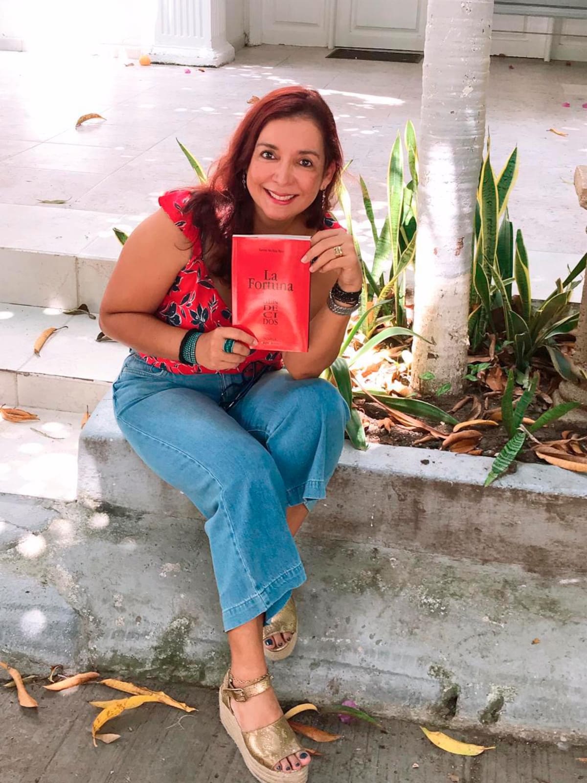 Karina Pina enseña su libro.