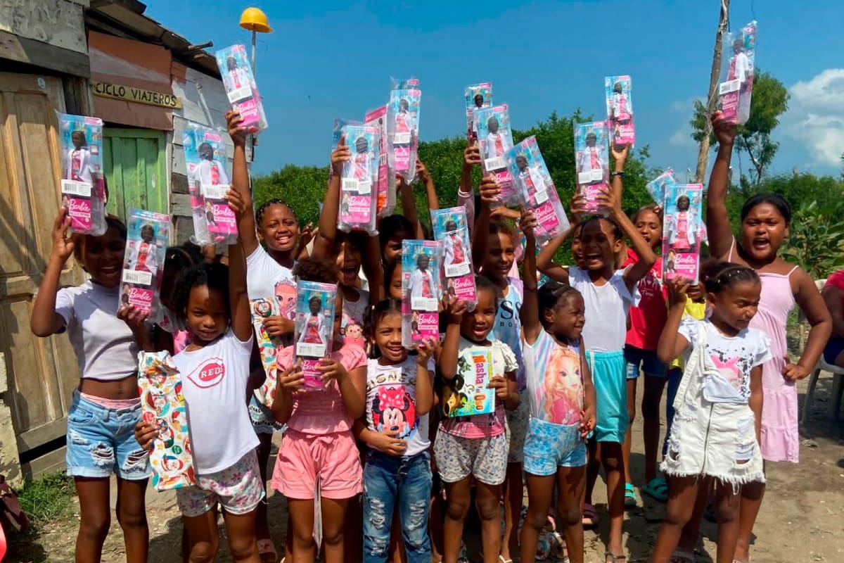“Estoy orgullosa de ser negra”: niñas recibieron muñecas negras en Navidad