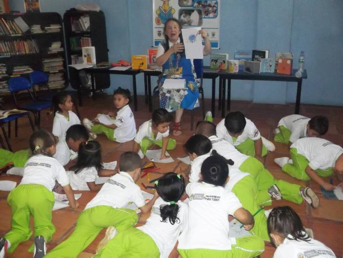Niños y niñas del Hogar Infantil Divino Niño con Margara López CORTESÍA