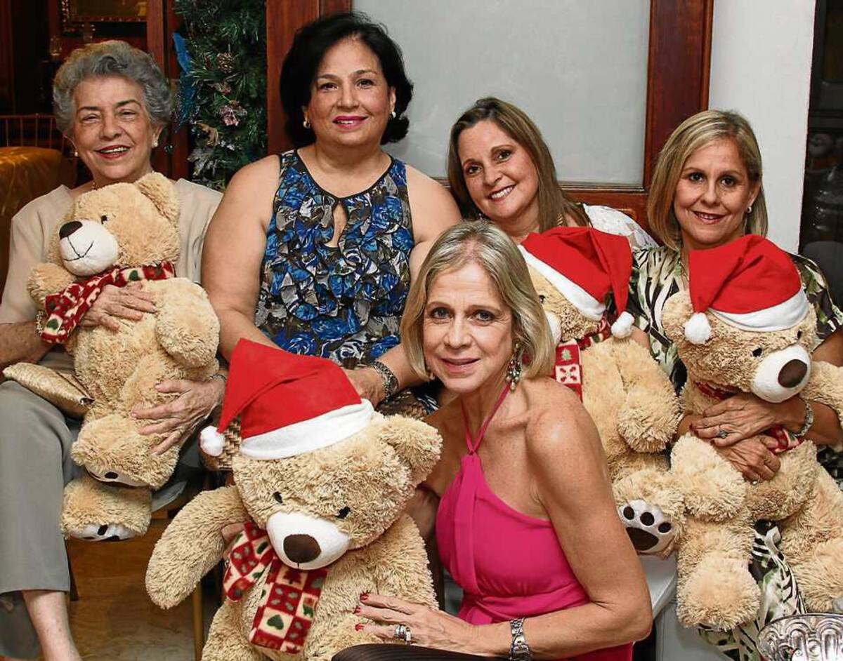 Carmencita de Rizo, Linda de Dávila Pestana, Raquel de Kadamadi, Marta de Coronado y Marta Vélez de Tono.