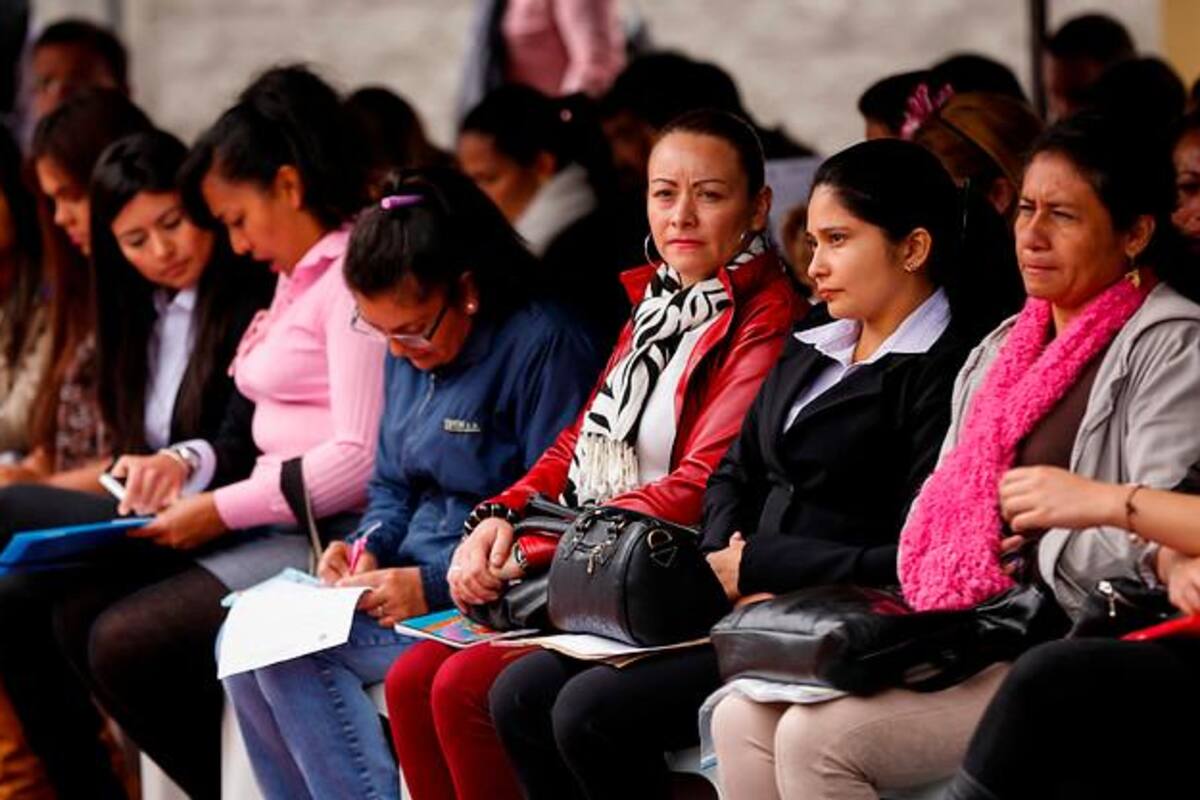 Desempleo femenino cae, pero las brechas de género se mantienen a niveles altos
