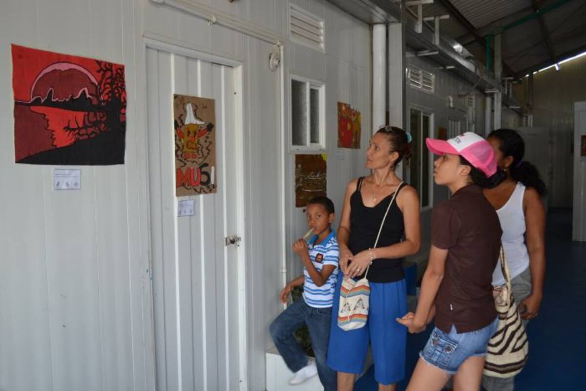 Algunas de las personas que asistieron para ver las obras. CORTESÍA