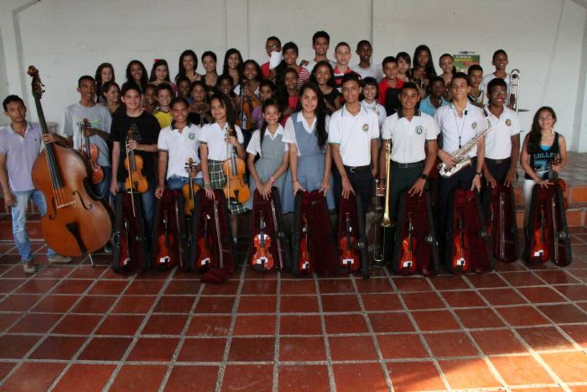 Niños y jóvenes músicos de Cartagena que recibieron instrumentos donados por la Embajada de Estados Unidos, gestión de la Fundación Tocando Puertas. Zenia Valdelamar-El Universal
