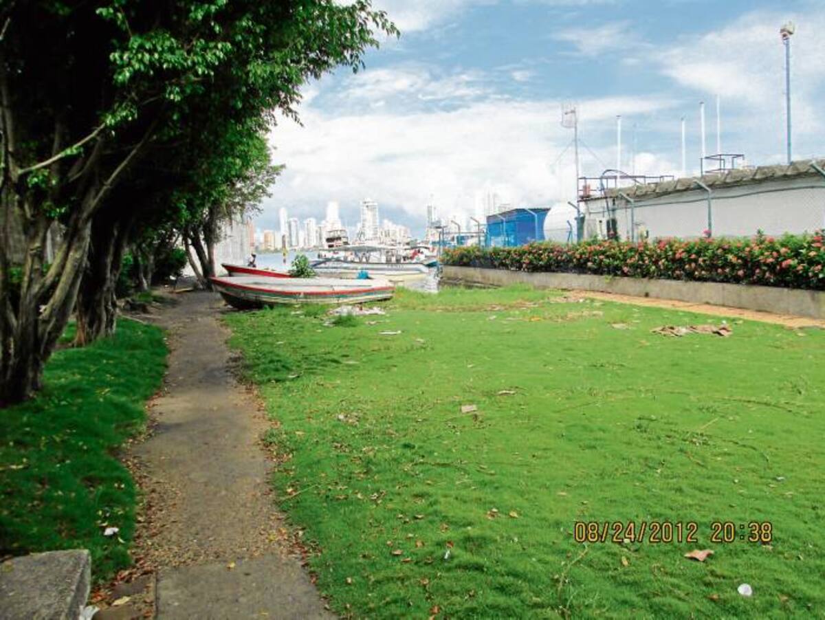 El lote de esta imagen le da salida al mar a los pescadores tradicionales de este barrio, que además atracan allí sus embarcaciones artesanales. PEDRO TORRES-EL UNIVERSAL