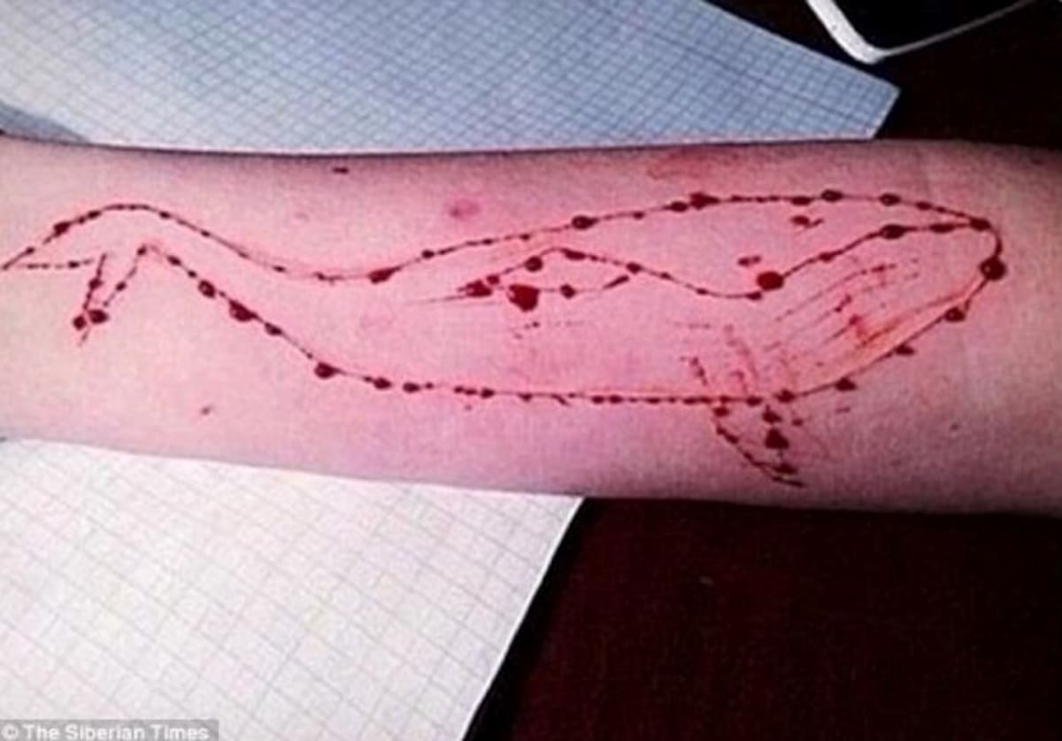Hacerse un tatuaje de una ballena azul en el brazo es uno de los retos. Twitter.