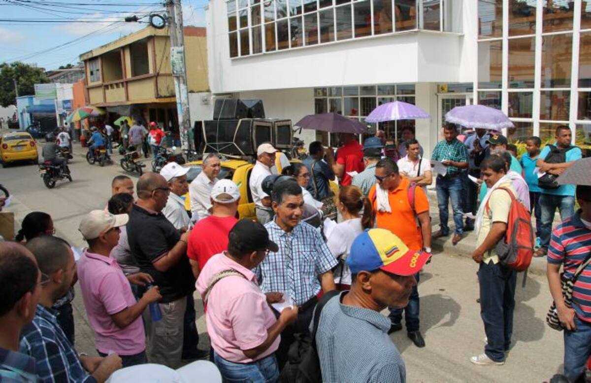 Durante varias horas los docentes protestaron en la sede de la entidad prestadora de salud ubicada en la calle Nariño. MANUEL SANTIAGO PÉREZ/EL UNIVERSAL