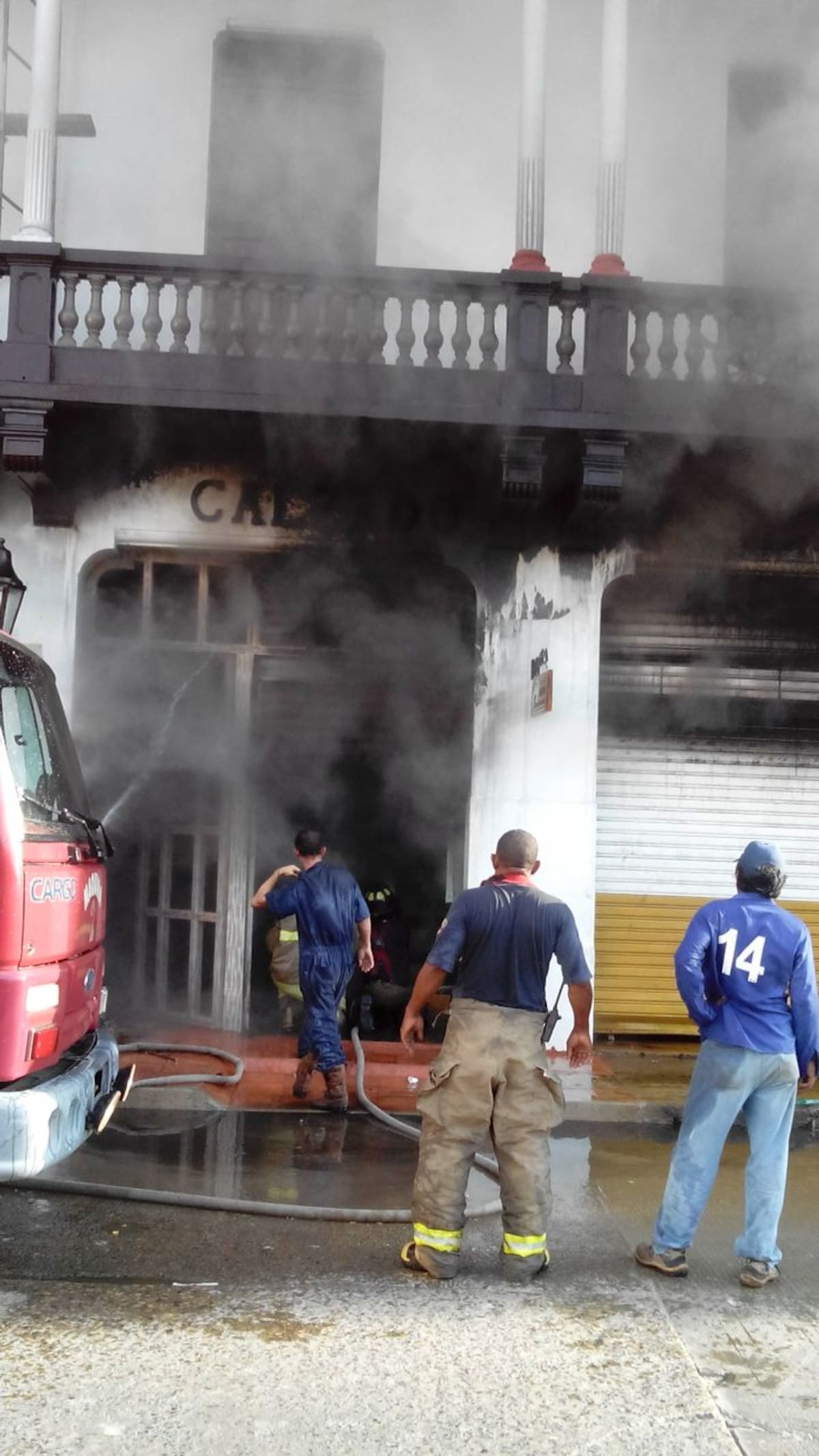 Los bomberos trabajan en la conflagración CORTESÍA