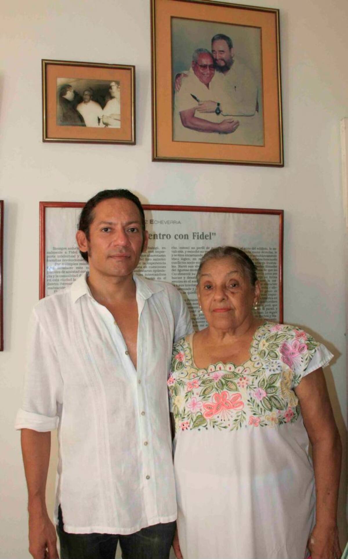 Cheo Cruz junto a su madre Cira Ulloa de Cruz, fallecida recientemente. Zenia Valdelamar-El Universal