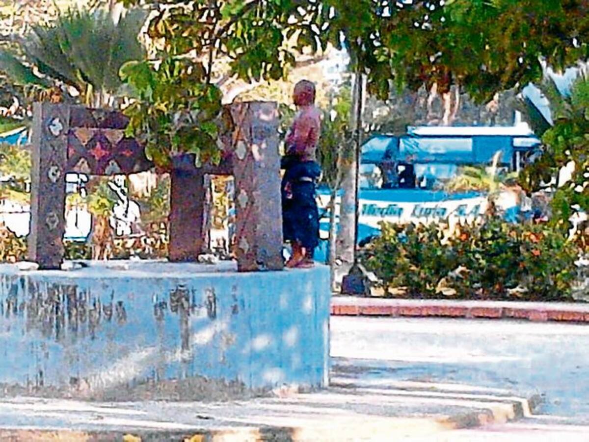 La escultura del maestro Édgar Negret es usada como baño público.