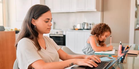 Mejores trabajos y más ingresos para las mujeres que toman cursos virtuales