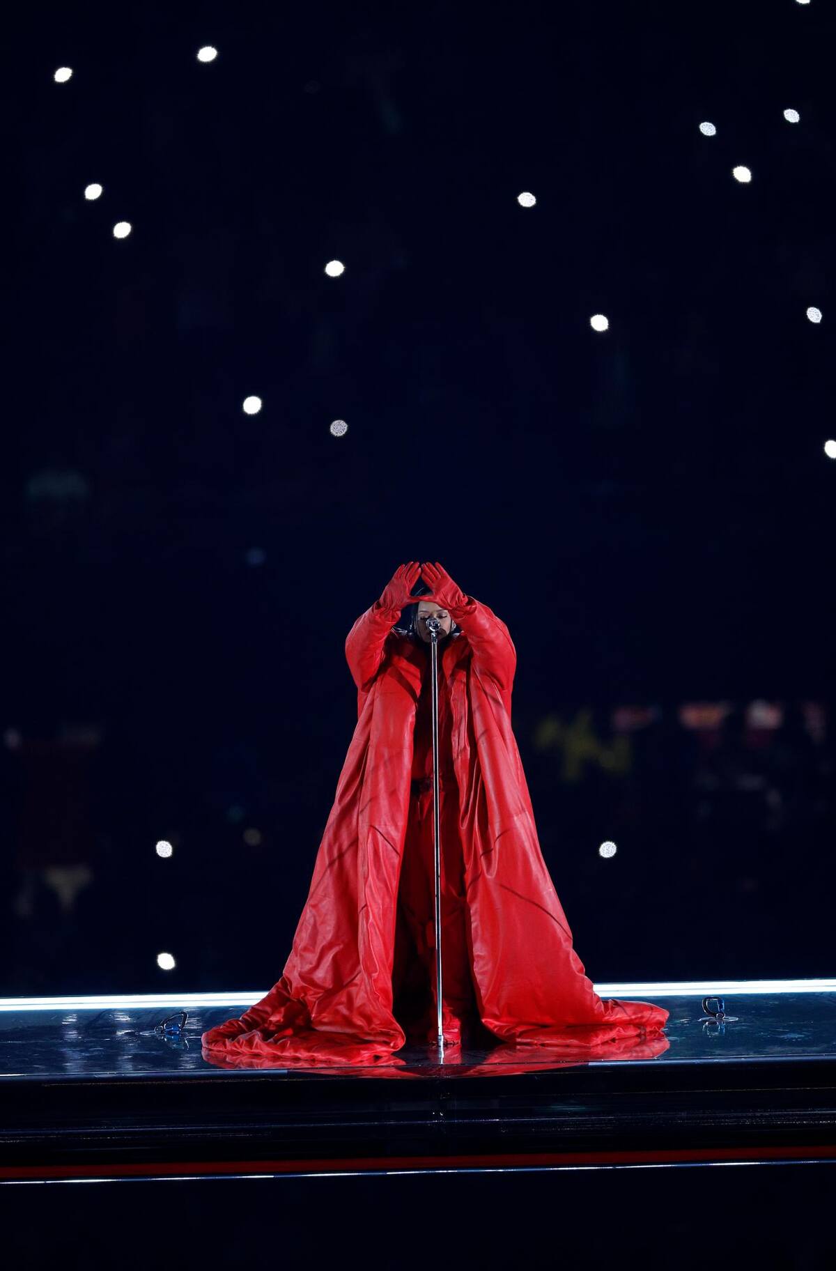 Rihanna durante su presentación en el show de medio tiempo. // EFE