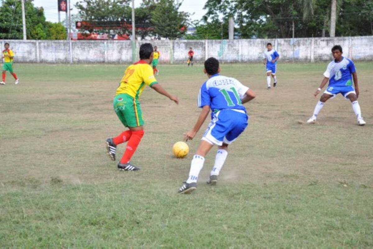 Córdoba de (uniforme azul) logró derrotar a Bolívar 1x0 al inicio del zonal tres de la fase clasificatorio al Torneo Nacional de fútbol prejuvenil. CORTESIA