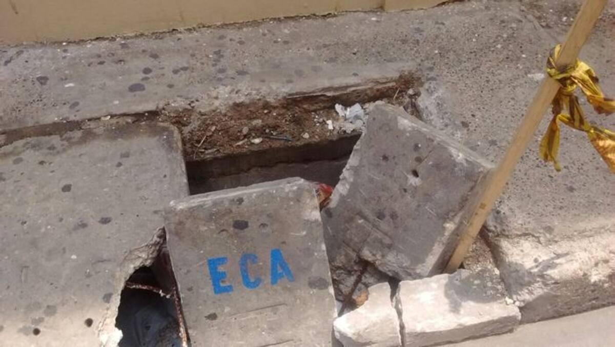Estas fueron algunas de las tapas de alcantarillas y tapas de concreto que encontró la Secretaría de Infraestructura en mal estado durante un recorrido por el Centro. Cortesía