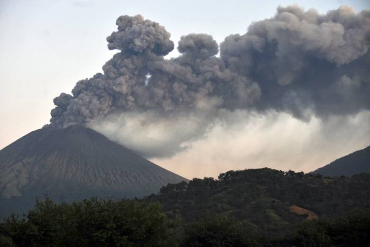 Según el gobierno, en la noche del miércoles fueron evacuadas unas 250 personas de tres comunidades hacia un albergue del municipio de Chichigalpa. AFP HECTOR RETAMAL