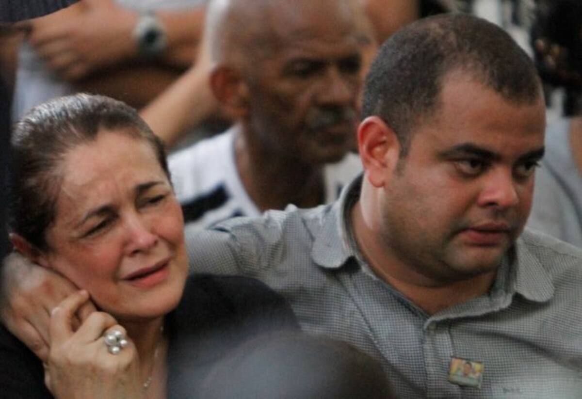 Campo Junior en momentos en que consuela a su madre Nereida Humanez, durante la misa en la Catedral en la despedida al alcalde Campo Elías Terán. Lorena Henríquez Laborde