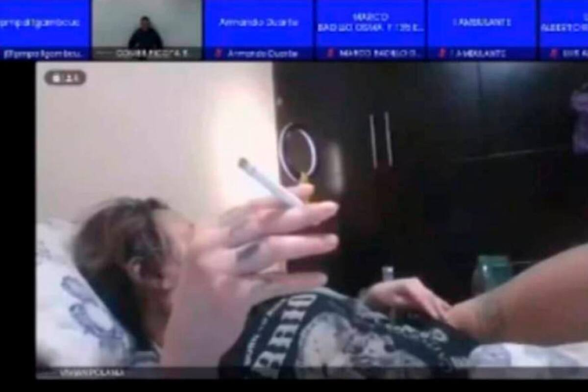 Semidesnuda y fumando en audiencia: jueza de Cúcuta vuelve a causar polémica