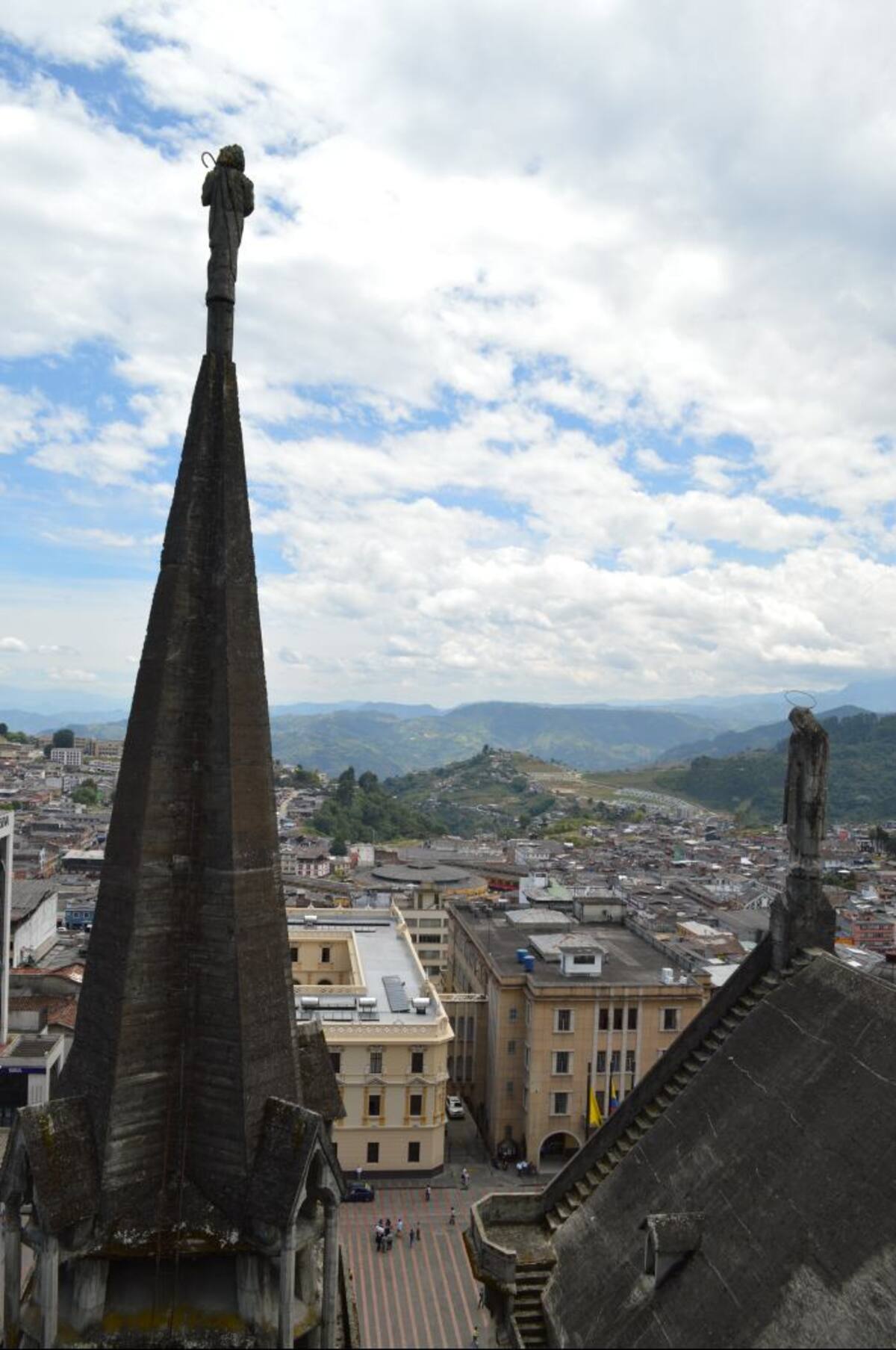 Torre Lateral de la Catedral Basílica Metropolitana Nuestra Señora del Rosario de Manizales, y en una esquina la escalera que conduce del tercer piso hasta la cúpula central. Fotos Cindy Barrios Miranda