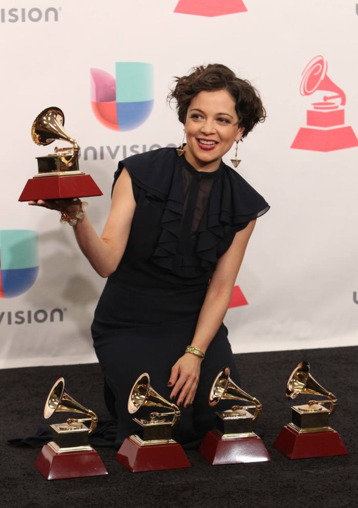 La artista ganó los gramófonos dorados a Canción y Grabación del Año, dos de los premios más importantes de la música en español Foto: AFP