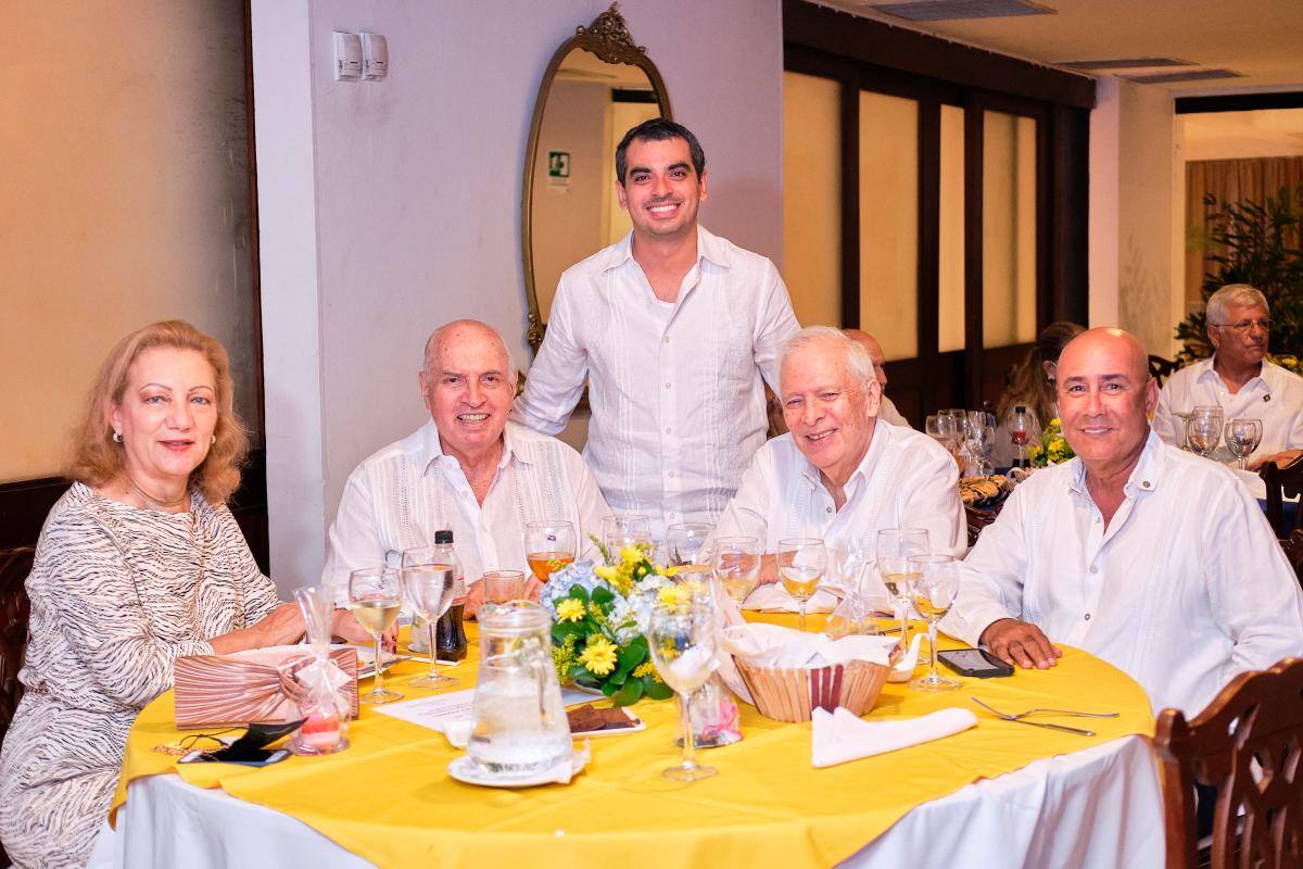 De pie: Juan C. Martínez. Sentados: Cecilia Vélez, Carlos Rodríguez, Alberto Arzayús y Óscar Fontalvo.