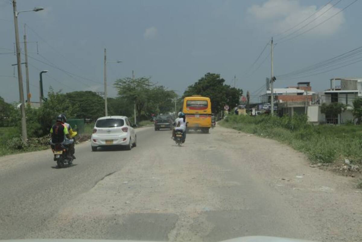 La Cordialidad: En el tramo que inicia la Concesión Vial Ruta Caribe el estado de la vía presenta huecos y grietas difíciles de disimular. Julio Castaño- El Universal.