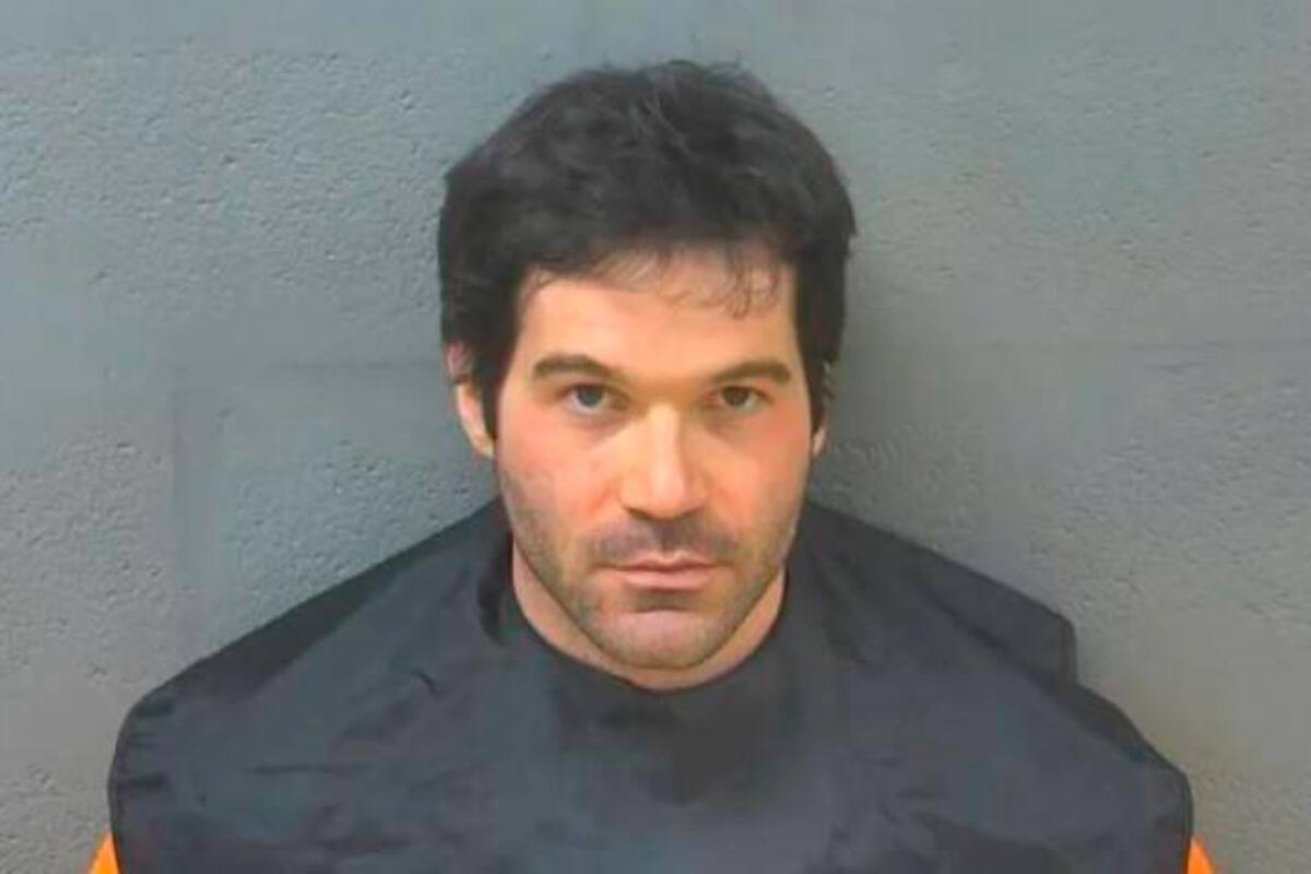 Auxiliar de vuelo fue arrestado por grabar a niñas en baños del avión