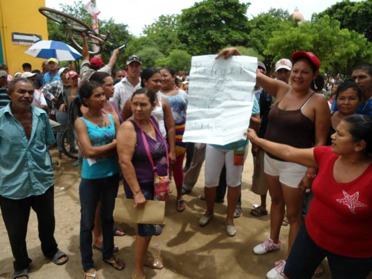 Habitantes del barrio El Prado, de El Carmen de Bolívar, se tomaron ayer los bajos de la Alcaldía para llamar la atención frente a sus necesidades. LILA LEYVA VILLARREAL, CORRESPONSAL EL UNIVERSAL