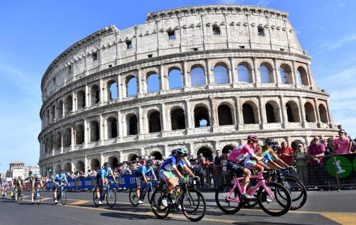 Etapa final del Giro de Italia 2018. El campeón Chris Froome y el pelotón recorren las calles de Roma. EFE Daniel Dal Zennaro