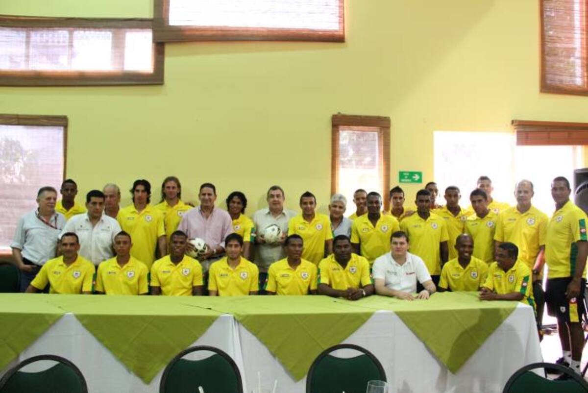 Las fuerzas vivas de la ciudad apoyan al Real Cartagena en su lucha por mantener la categoría. En la gráfica aparecen los jugadores y el cuerpo técnico, acompañados entre otros, por Juan Carlos Gossaín, gobernador de Bolívar; Felipe Merlano, alcalde (e) de Cartagena; Dumek Turbay, director de Iderbol; Fejed Alí, director del Ider; Germán Mendoza, editor general de El Universal; y exdirectivos del plantel cartagenero como Augusto Pinedo y Hernán Vélez. CORTESIA