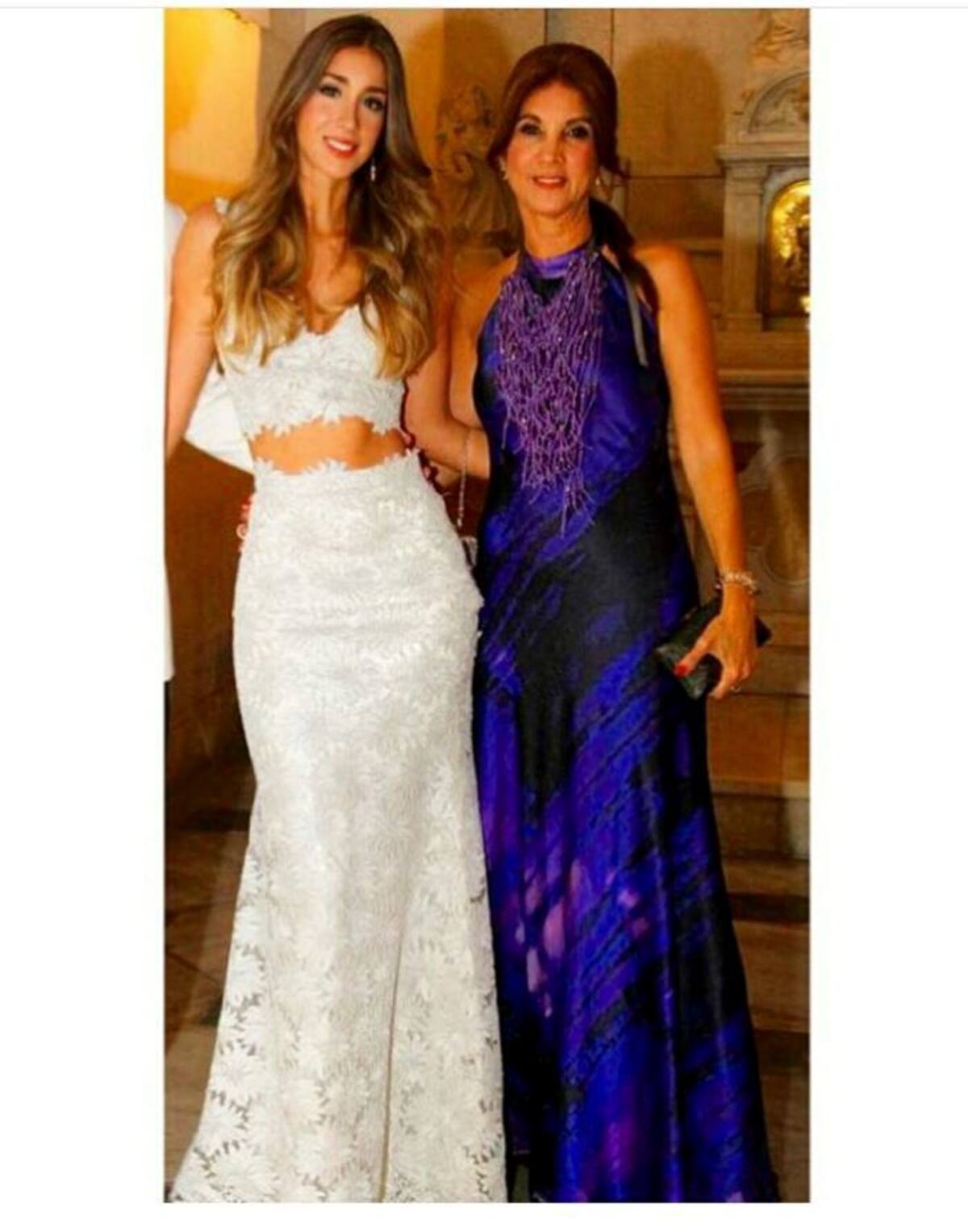 Junto a su madre Mónica Tejada.