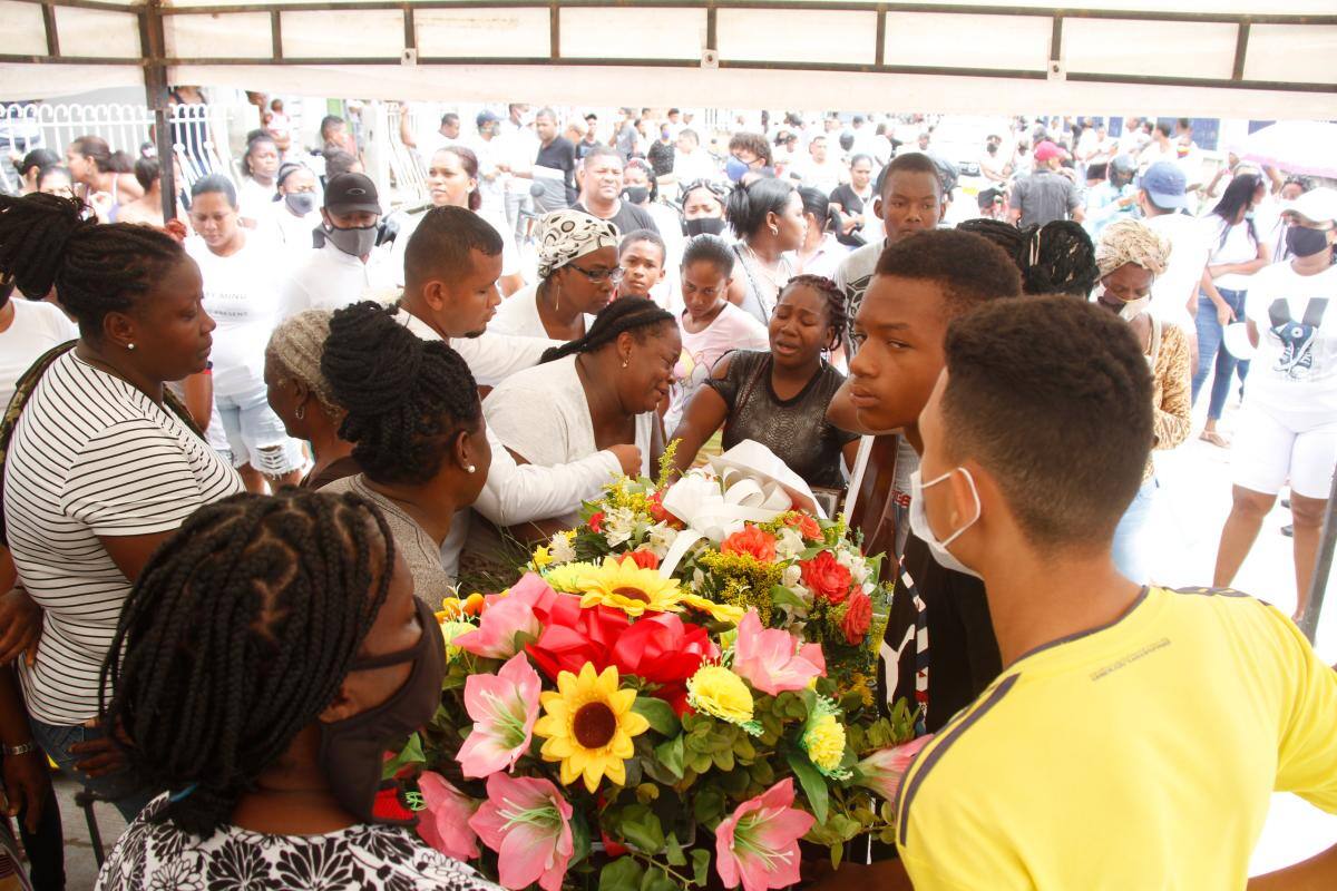 Rabia y dolor se sintieron ayer durante el funeral de Carlos en la calle donde fue asesinado.