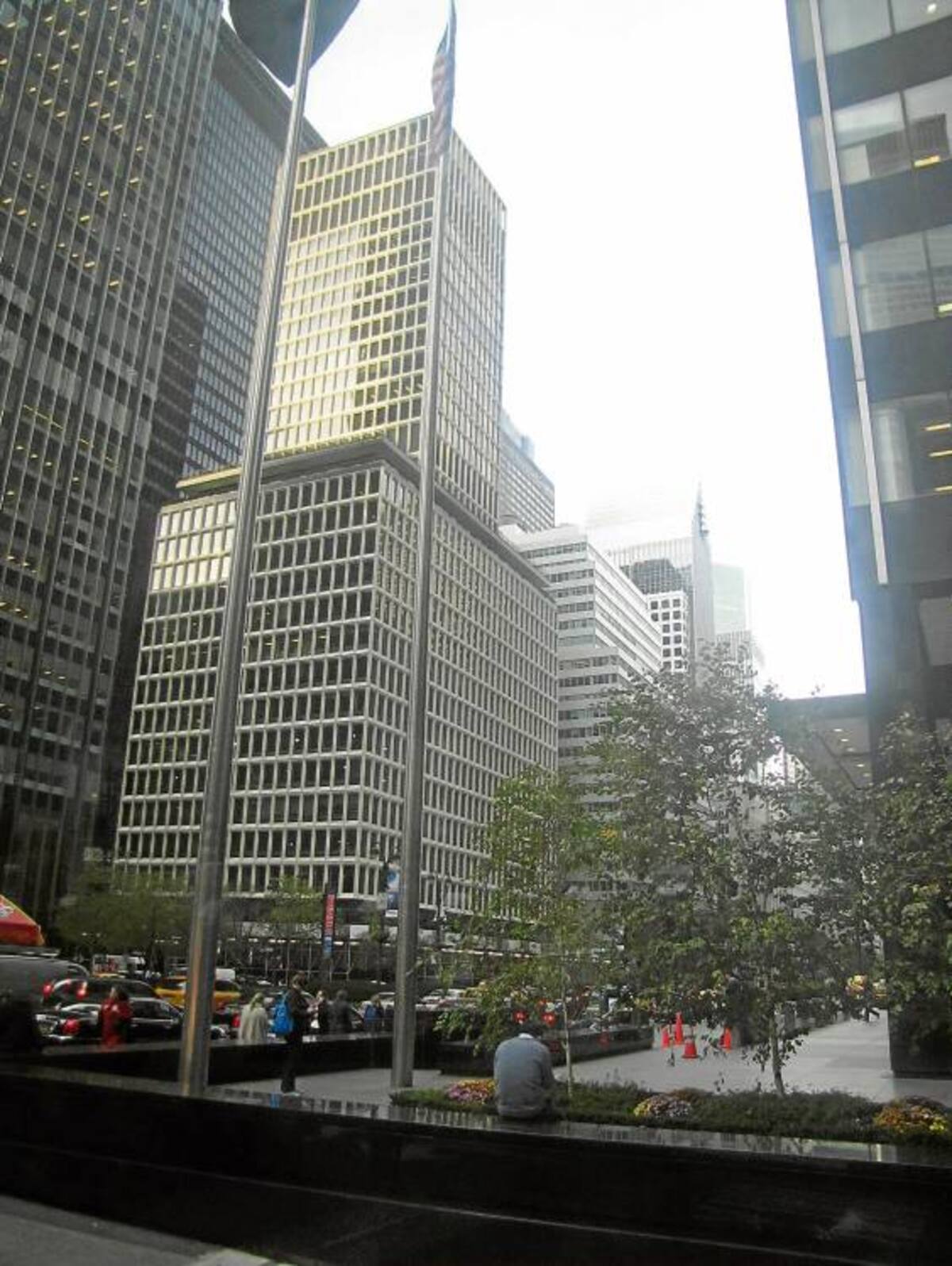 A las 5 de la tarde, las calles comienzan a oscurecerse, pero encima de los edificios todavía brilla el resplandor del sol.