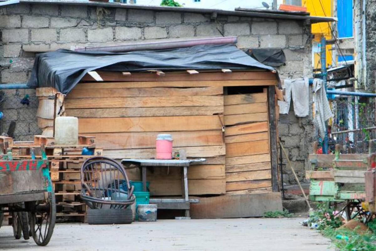 Disimulada junto a una casa se levantó la construcción tipo cambuche en un lote en Martínez Martelo, a un costado del Mercado de Bazurto. //JULIO CASTAÑO - EL UNIVERSAL