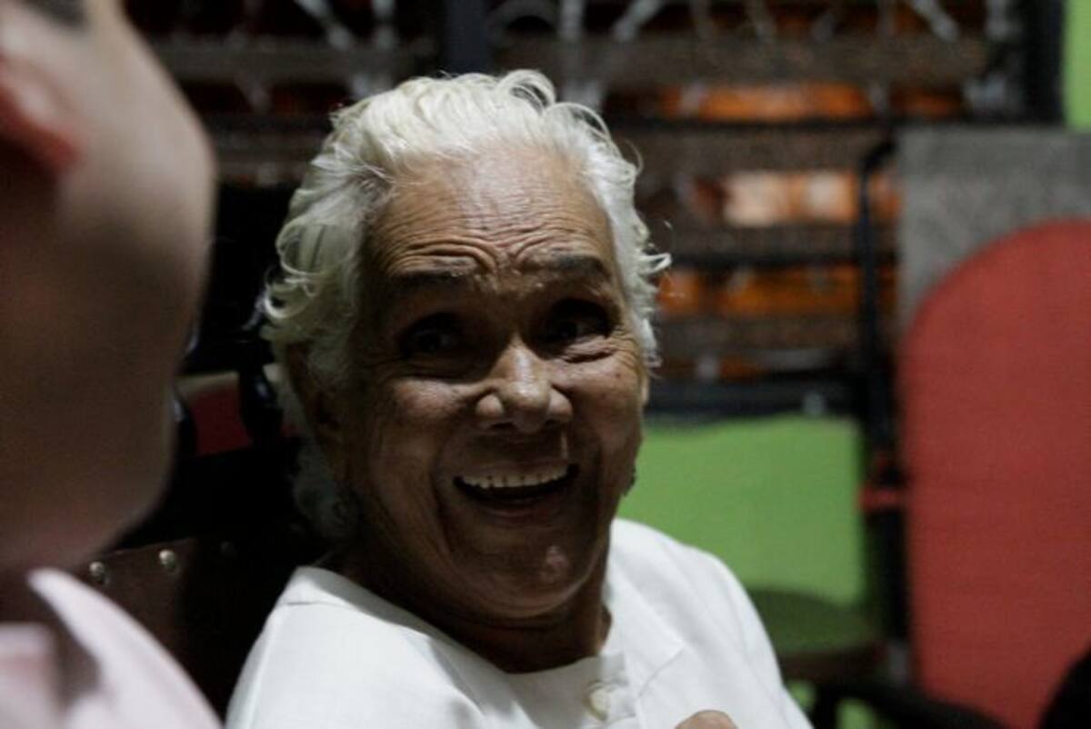 Olga ríe cuando su nieto le hace alguna broma. NAYIB GAVIRIA