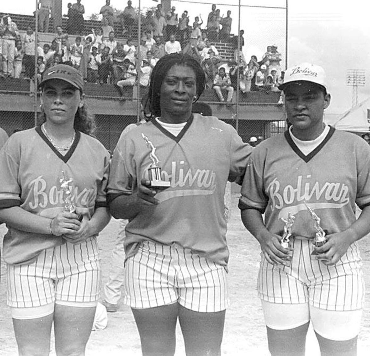 Con sus amigas del alma: Patricia Buj y Claudia León. //archivo