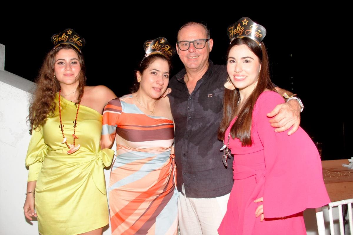 María Lucía Angulo, Gina Martínez, César Angulo y Susana Angulo.