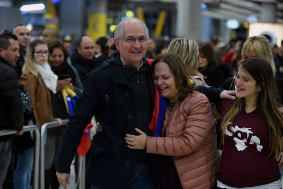En el aeropuerto madrileño lo esperaban su esposa Mitzy Capriles y sus dos hijas, junto a decenas de venezolanos y simpatizantes de la oposición al régimen de Maduro. EFE.