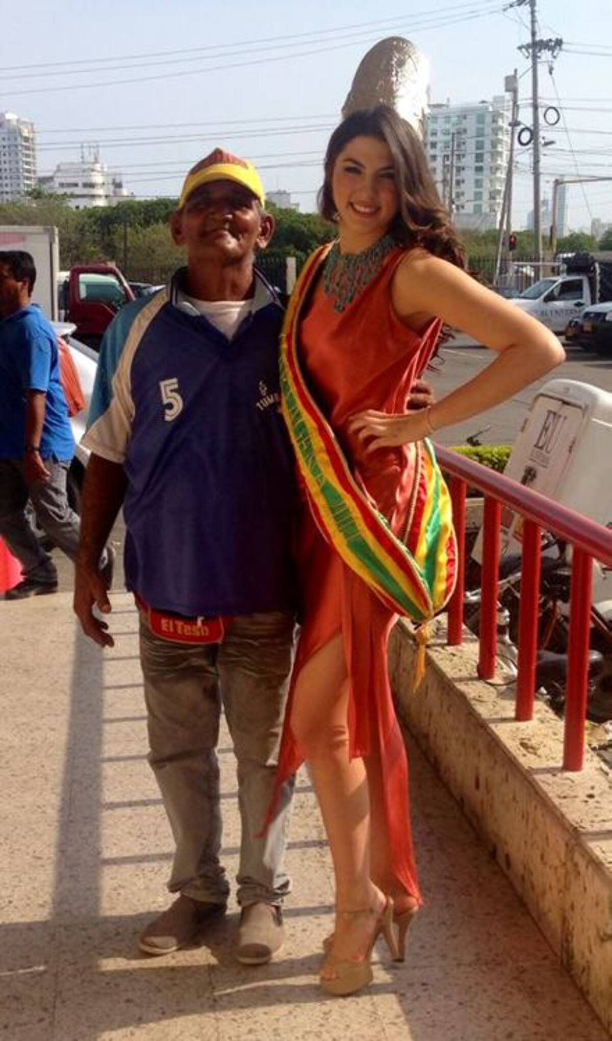 Freddy Beltrán, voceador de El Universal, junto a la Señorita Cartagena 2014-2015, Gabriela Puente. EL UNIVERSAL