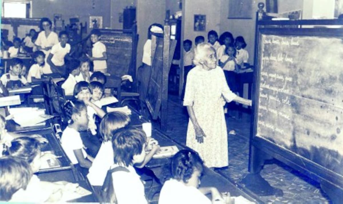 Julia Teresa Fernández Baena, hermana del célebre pedagogo, en el salón de clases en 1986. Julia Teresa Fernández Baena, hermana del célebre pedagogo, en el salón de clases en 1986.
