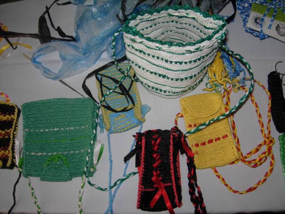 Mochilas, bolsos playeros, estuches para celular, carteras, entre otros son elaborados con bolsas plásticas por la comunidad La Vereda. Fotos / Gloria Cardona / El Universal