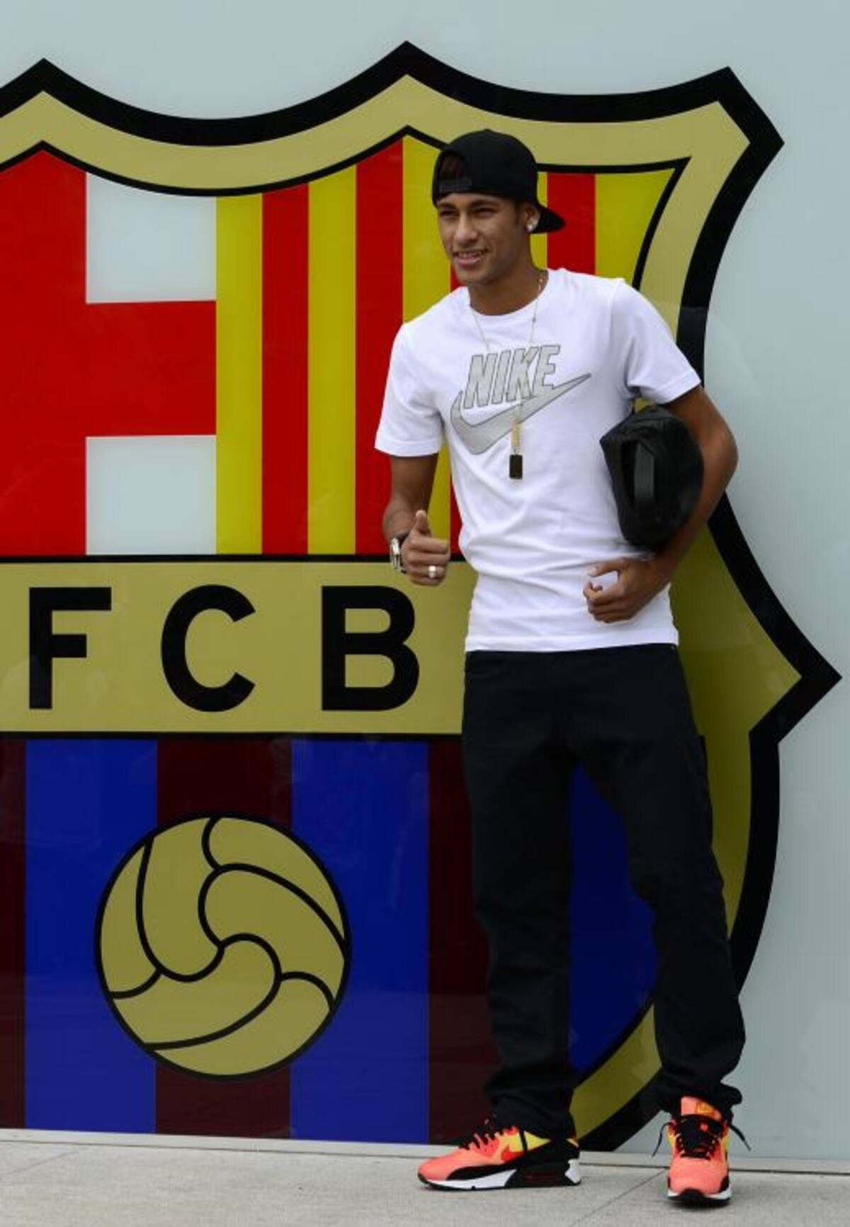 Neymar fue fotografiado con el escudo del Barcelona. AFP LLUIS GENE