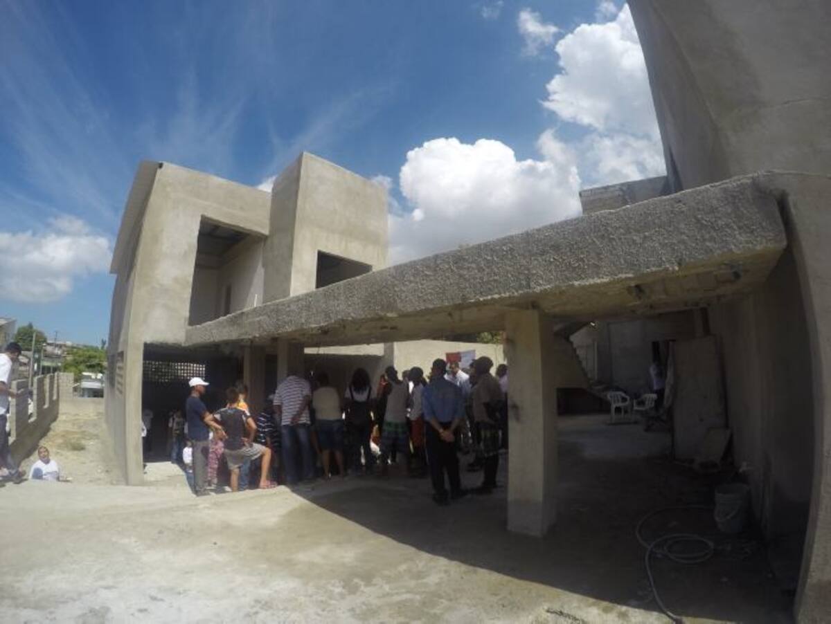 La comunidad del barrio Nueva Jerusalén llegó hasta la obra del colegio Mercedes Ábrego para pedir respuestas a Duque. Luis Eduardo Herrán.