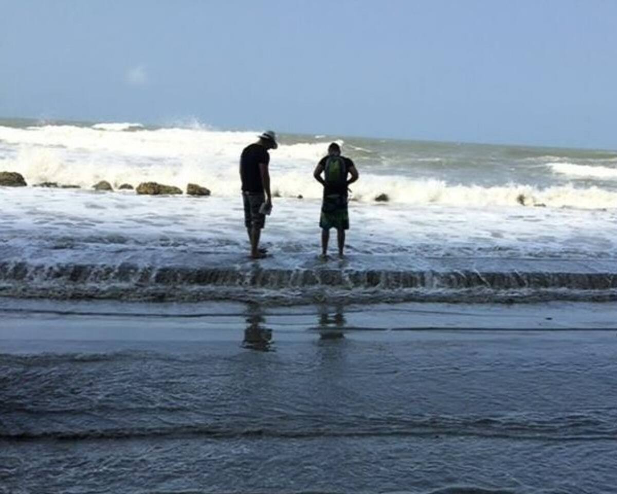 Esta imagen enviada por un ciudadano reportero muestra cómo el mar inunda la Avenida Chile, en Bocagrande. Foto: Cortesía