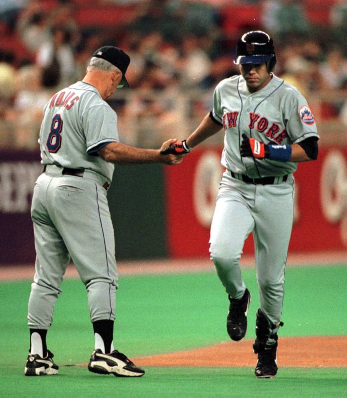 Edgardo Alfonzo, el ex grandesligas de los Mets de Nueva York, puso fin a su carrera profesional como jugador el domingo, luego de conectar un hit en dos turnos, en el encuentro entre los Tigres de Aragua y los Navegantes del Magallanes por el béisbol venezolano. AP